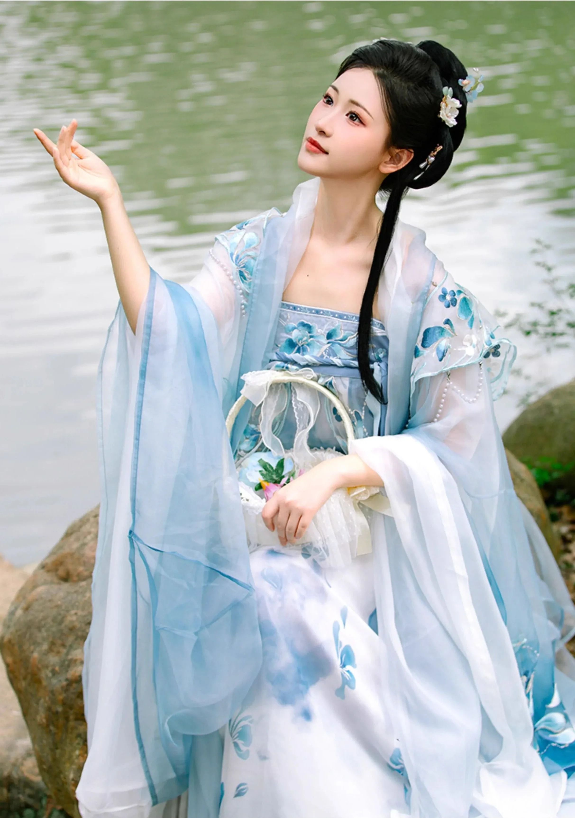 Traditional Chinese Shoes and Womens Ancient-Style Hanfu:A Blend of Cultural Elegance