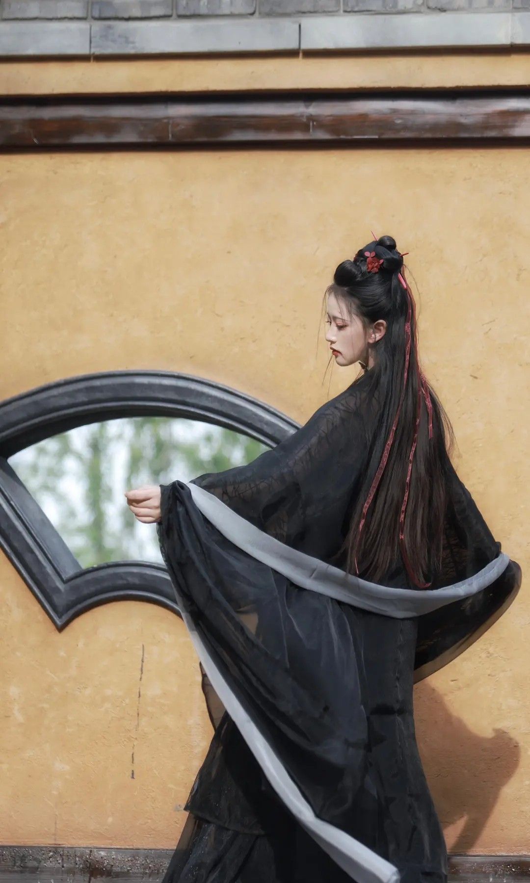 The Blooming of Red彼岸花 in Traditional Chinese Clothing:The Story of a Junior High School Student The Blooming of Red彼岸花 in Traditional Chinese Clothing:The Story of a Junior High School Student