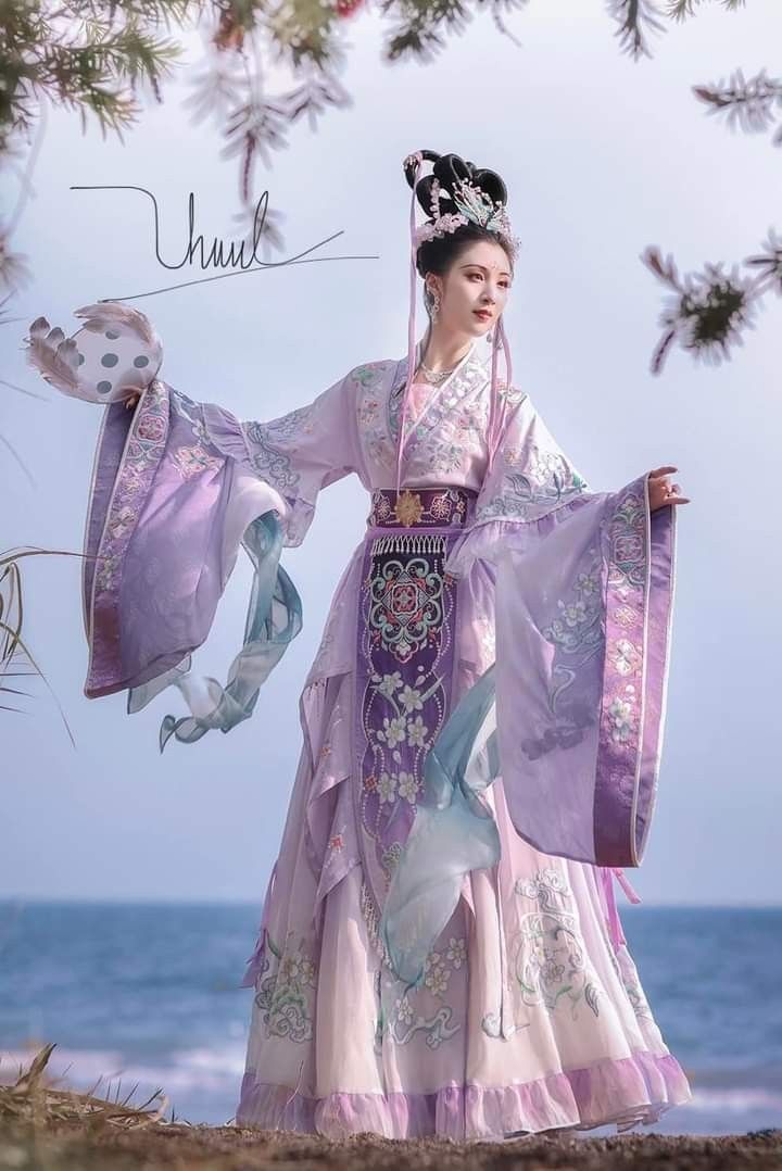 Graduation in Traditional Splendor:The Rise of Hanfu Class Uniforms