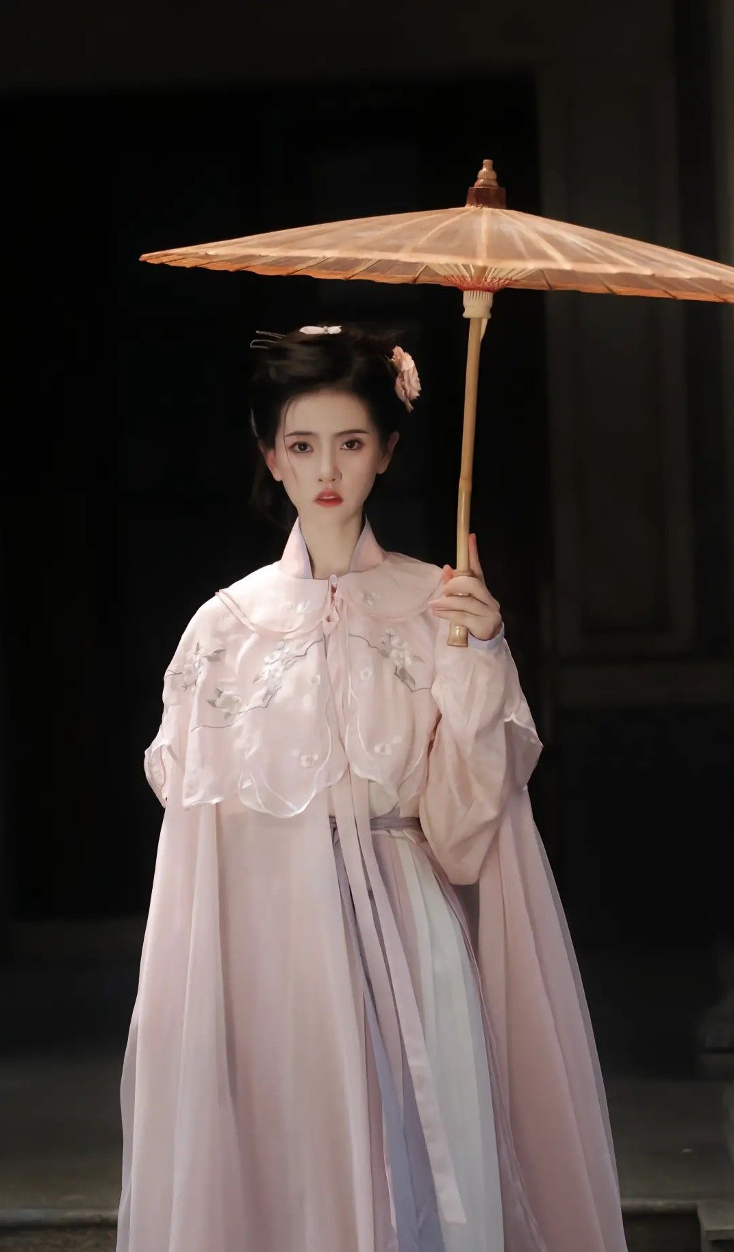 Low-heeled Shoes in Modern Chinese Cheongsam Style:A Fashion Evolution Low-heeled Shoes in Modern Chinese Cheongsam Style:A Fashion Evolution