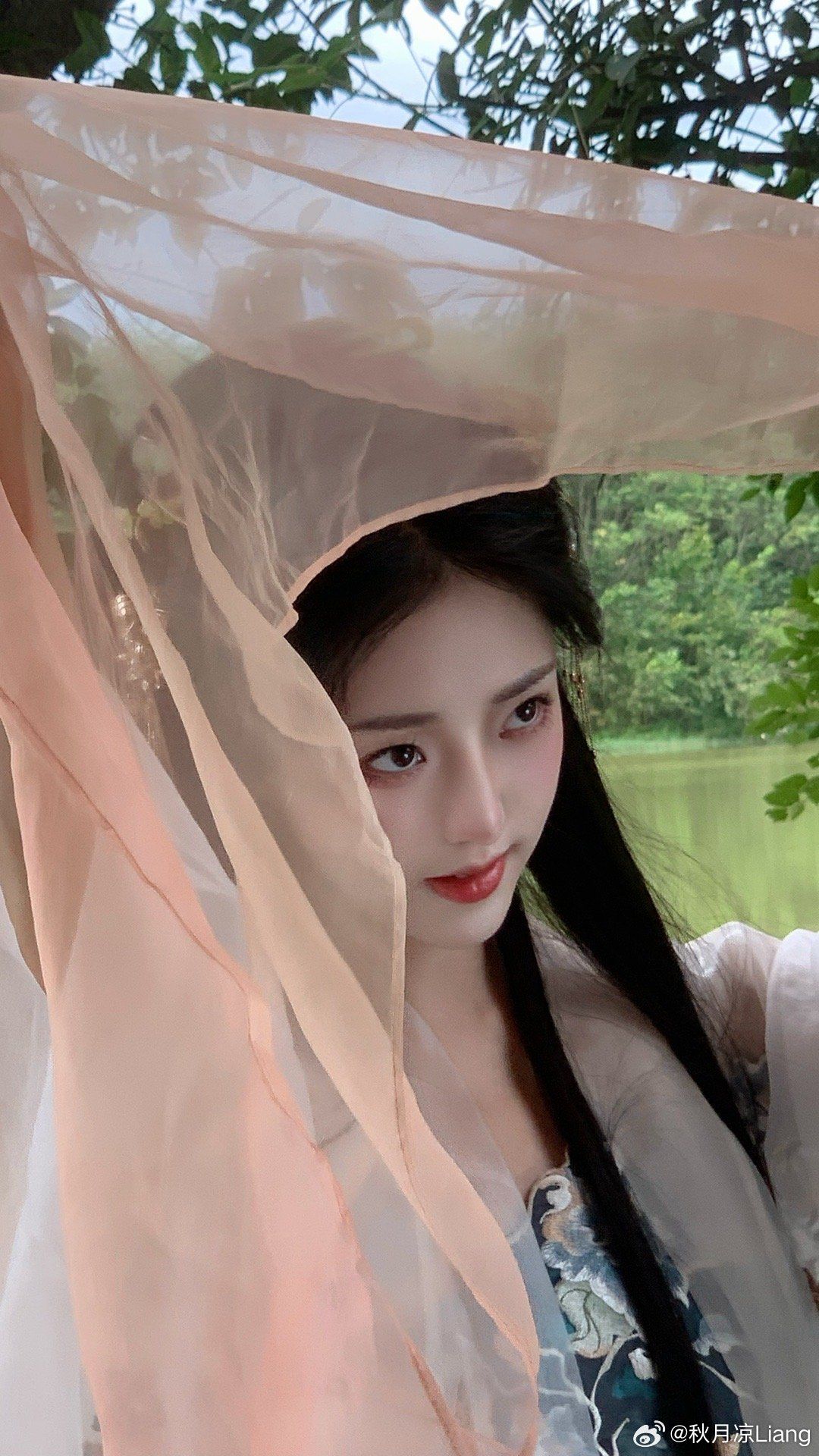 The Elegance of Cheongsam-Style Dress:A Blend of Tradition and Modernity The Elegance of Cheongsam-Style Dress:A Blend of Tradition and Modernity