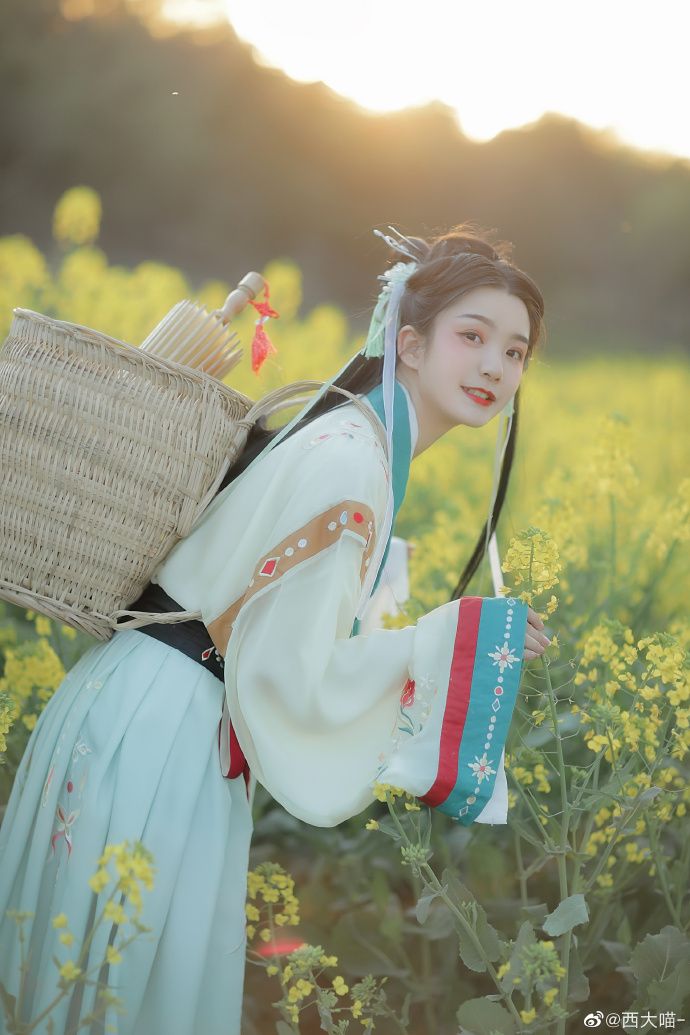 Embracing Modernity in Traditional Charm:The Evolution of Youthful Cheongumsok Cheongsam Embracing Modernity in Traditional Charm:The Evolution of Youthful Cheongumsok Cheongsam