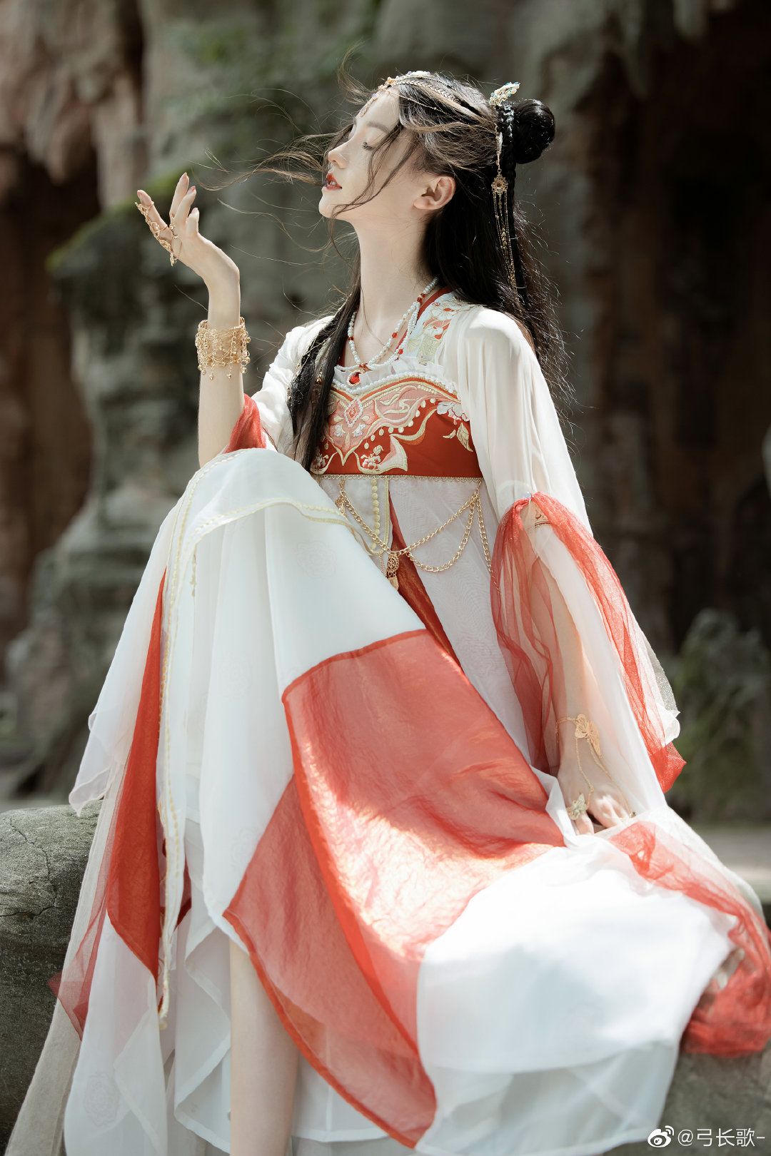 Elegant Beauty of Jade-Inspired Cheongsam:The Traditional Chinese Clothing Elegant Beauty of Jade-Inspired Cheongsam:The Traditional Chinese Clothing