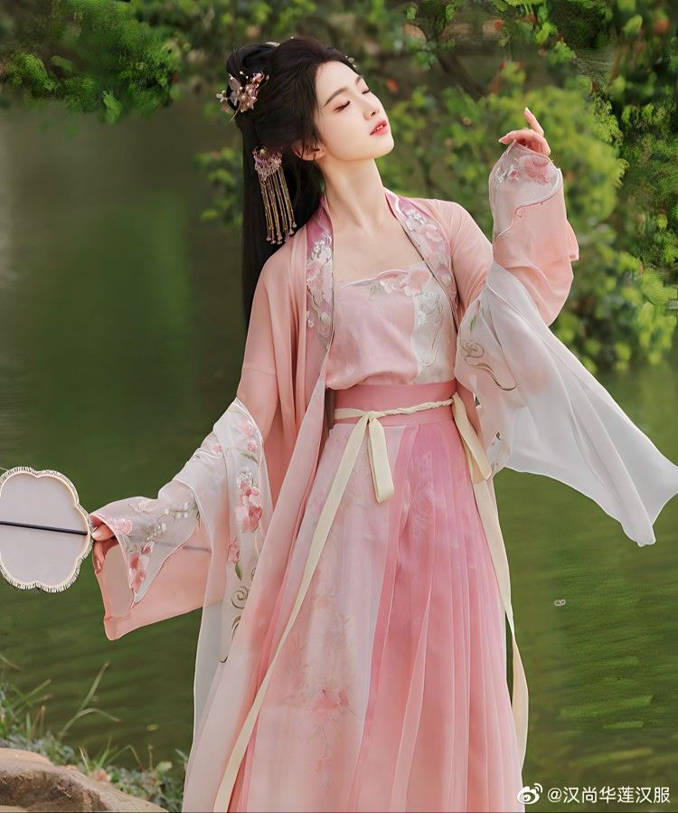 Luxury Silk Cheongsam:A Traditional Elegance Luxury Silk Cheongsam:A Traditional Elegance