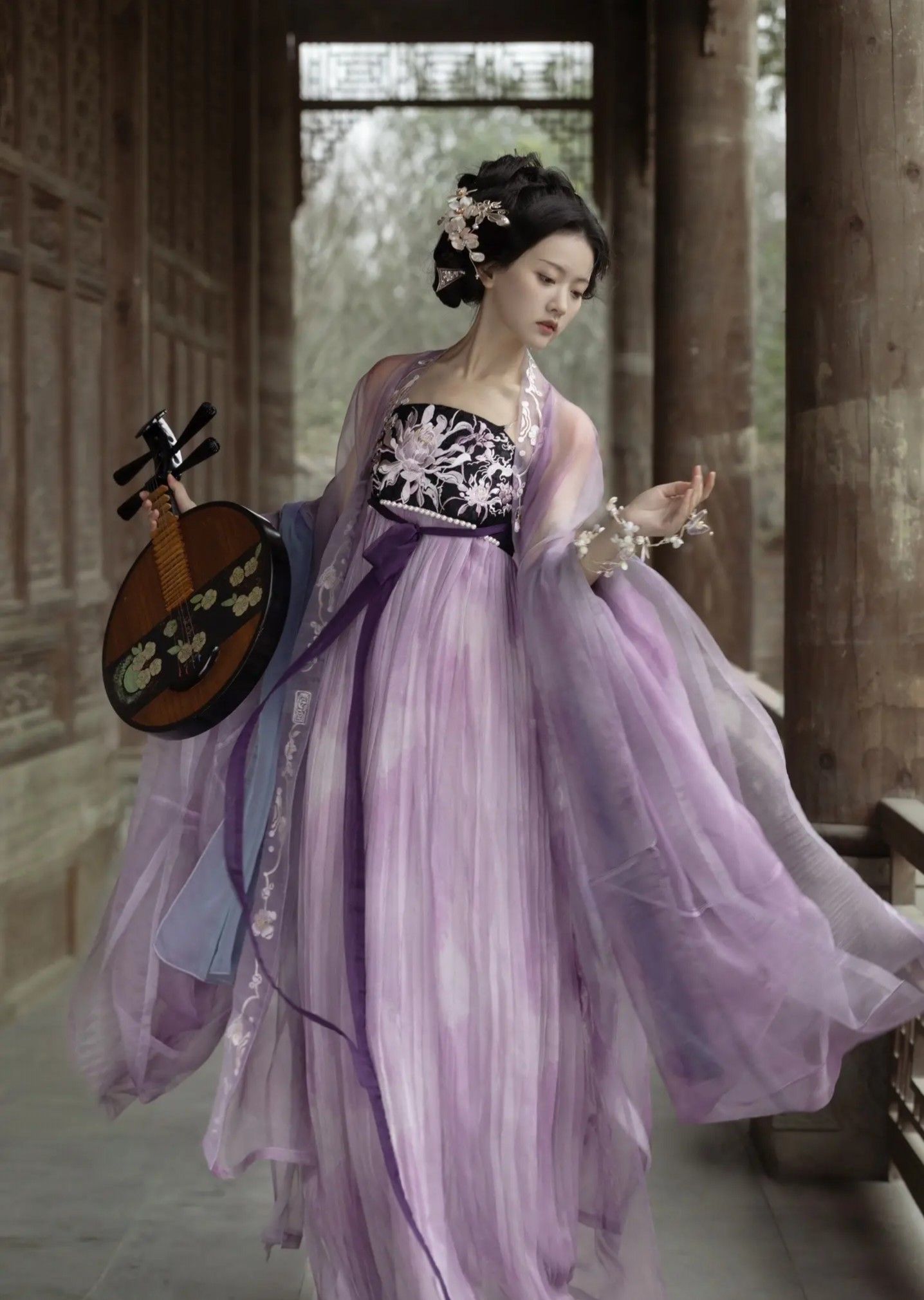 Elegant and Alluring:The Rising Trend of Qianqian Hanfu Fashion
