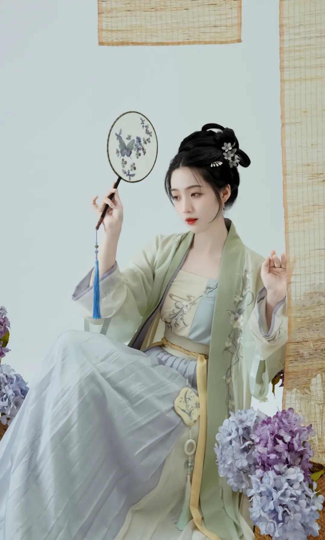 The Enigma of Lin Daiyu:A Girl Child in Hanfu as a Modern Interpretation of Ancient Charm The Enigma of Lin Daiyu:A Girl Child in Hanfu as a Modern Interpretation of Ancient Charm