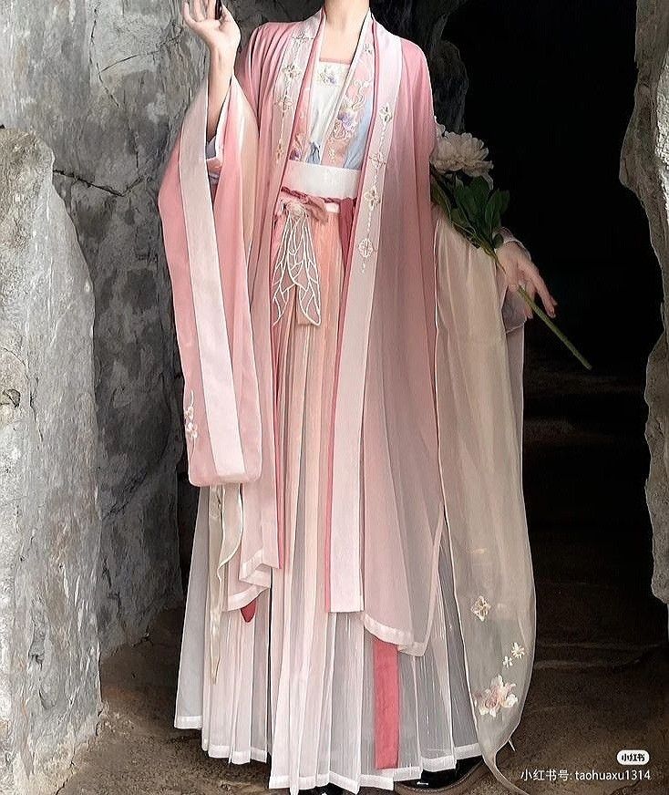 Enhancing the Fairy-like Charm of Hanfu through Innovations Enhancing the Fairy-like Charm of Hanfu through Innovations