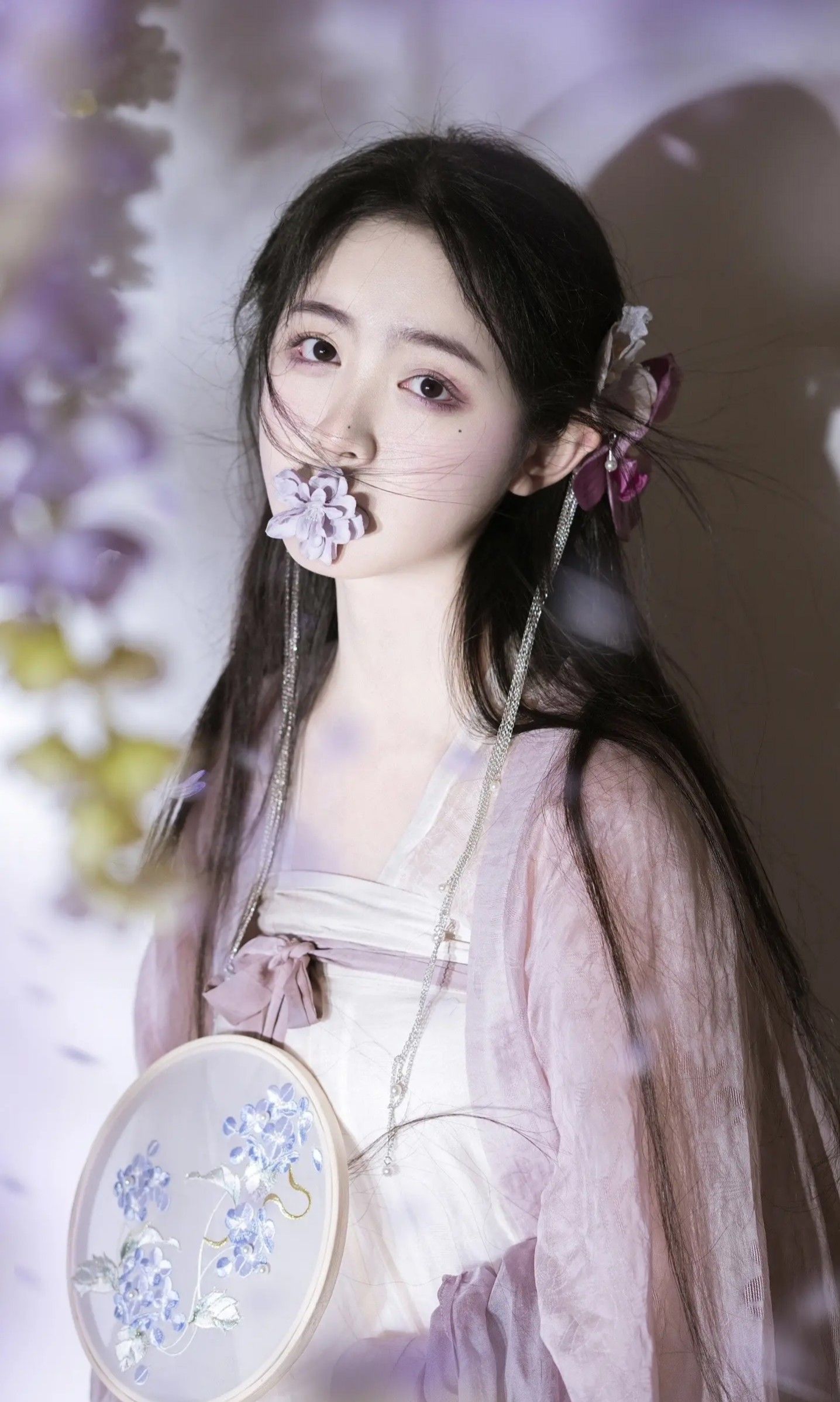 Ephemeralitys Dream:The Revival of Hanfu,the Beauty of the Evening Bloom Ephemeralitys Dream:The Revival of Hanfu,the Beauty of the Evening Bloom