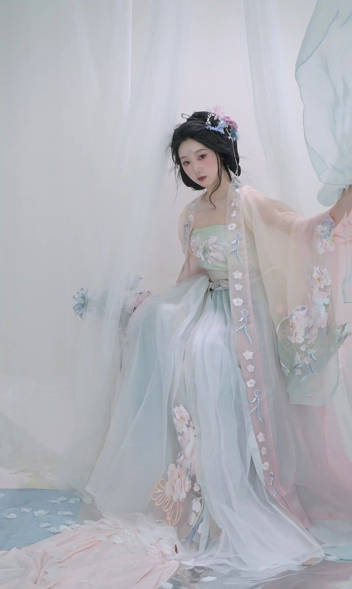 The Elegance of the Delicate and Beautiful Cheongsam The Elegance of the Delicate and Beautiful Cheongsam