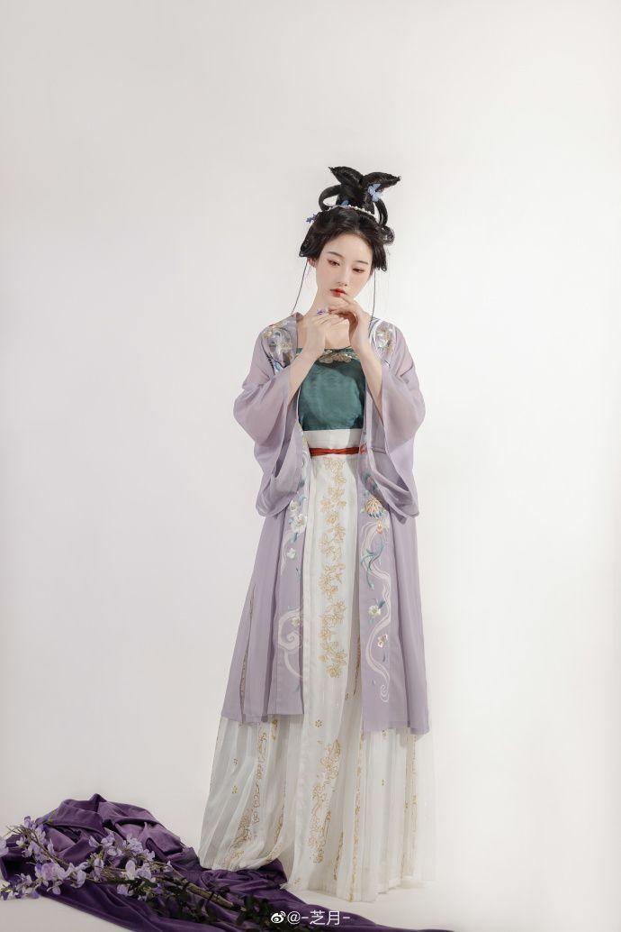 Cherry Blossom Dance in Hanfu:The Enchantment of Traditional Chinese Elegance Cherry Blossom Dance in Hanfu:The Enchantment of Traditional Chinese Elegance