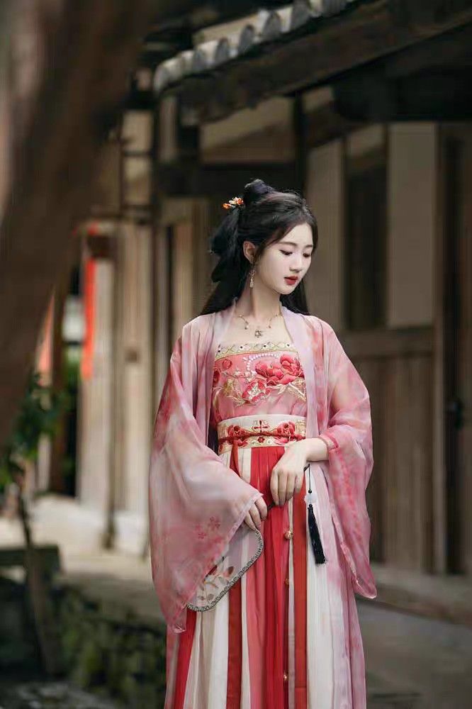 The Charm of Red and Green Hanfu:Traditional Elegance in Chinese Cultural Clothing The Charm of Red and Green Hanfu:Traditional Elegance in Chinese Cultural Clothing