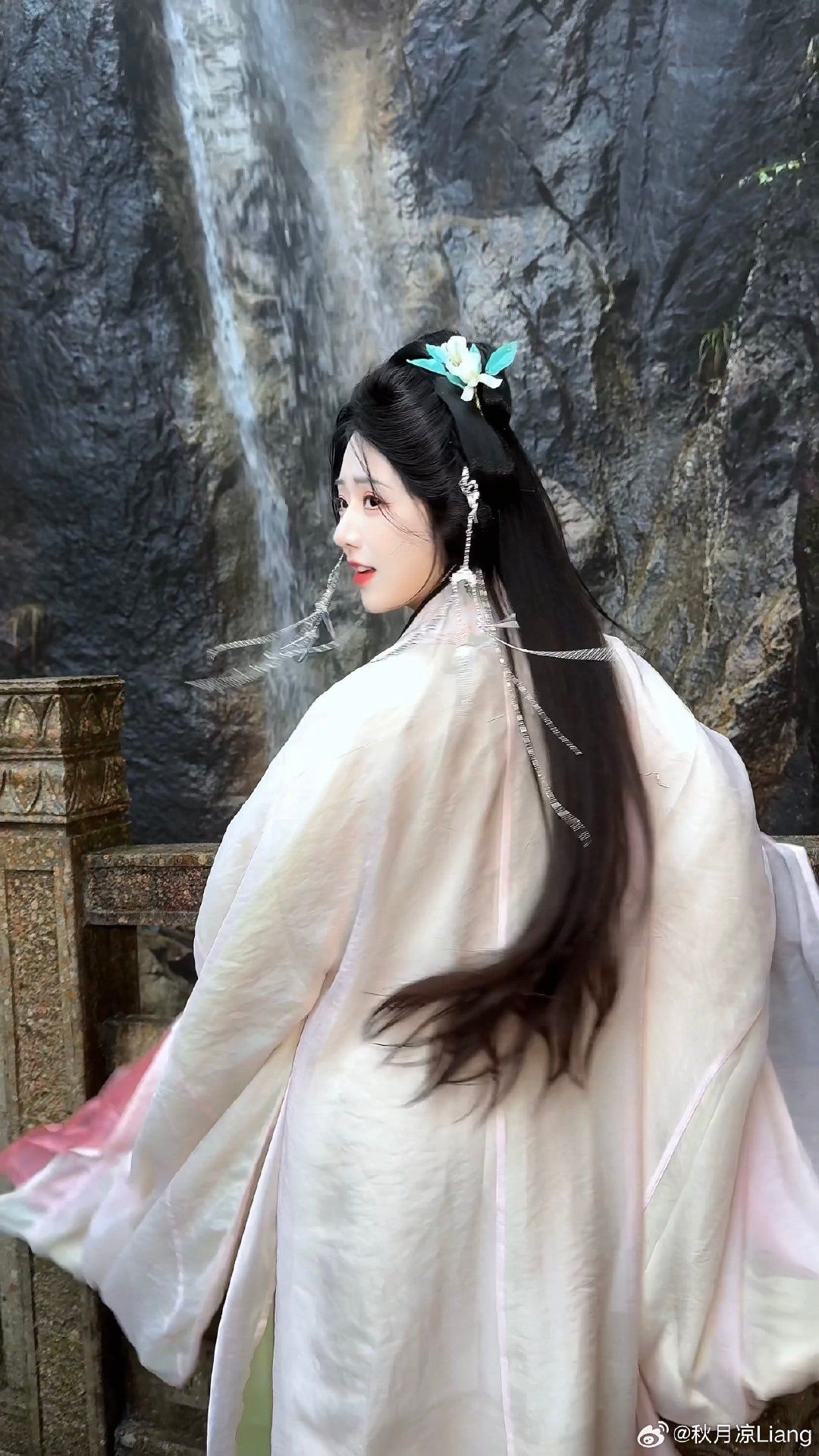 The Charm of Cheongsam:A Closer Look into the Traditional Chinese Dress The Charm of Cheongsam:A Closer Look into the Traditional Chinese Dress
