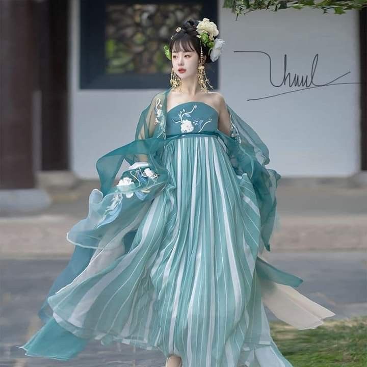 The Elegance of Pure-Color Cheongsam:A Traditional Chinese Outfit The Elegance of Pure-Color Cheongsam:A Traditional Chinese Outfit