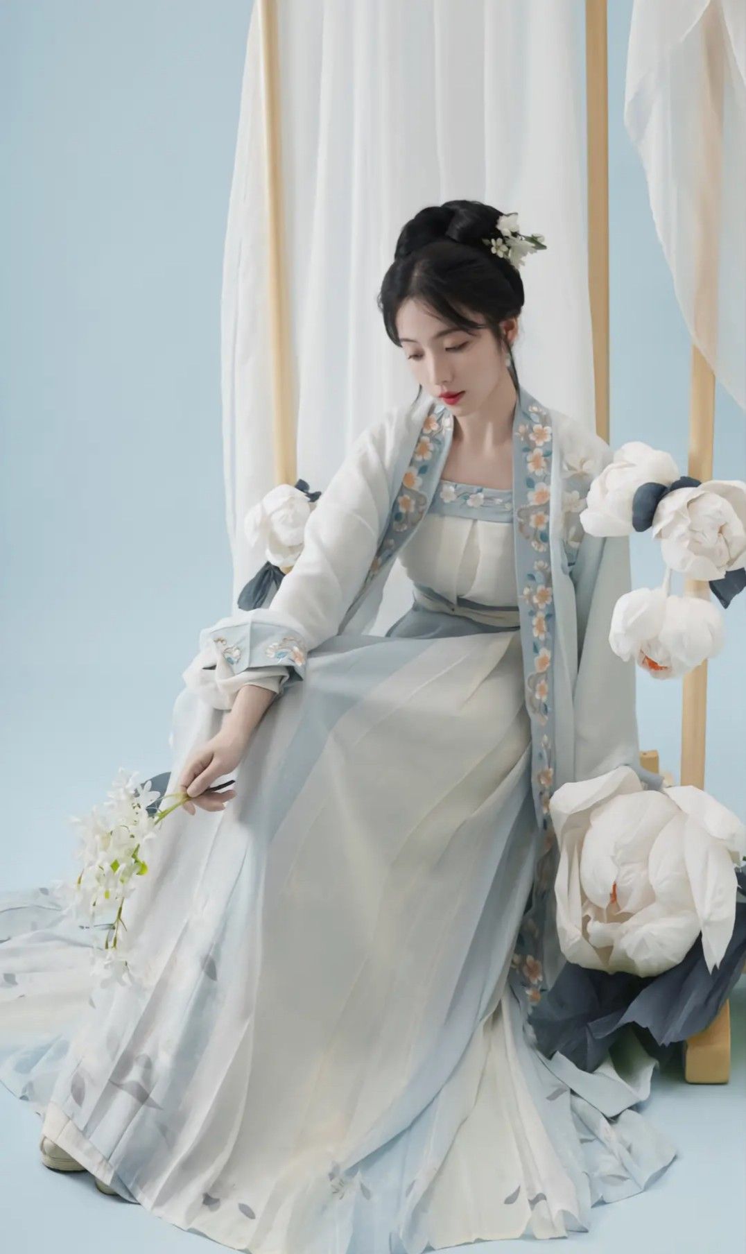 The Child in a Cheongsam:Embracing Traditional Elegance