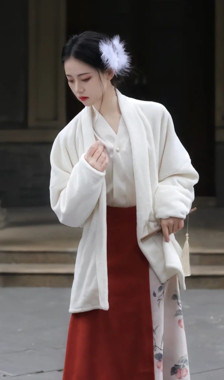 Chiffon Hanfu Women:A Fairy-like Appearance in the Realm of Immortality Chiffon Hanfu Women:A Fairy-like Appearance in the Realm of Immortality