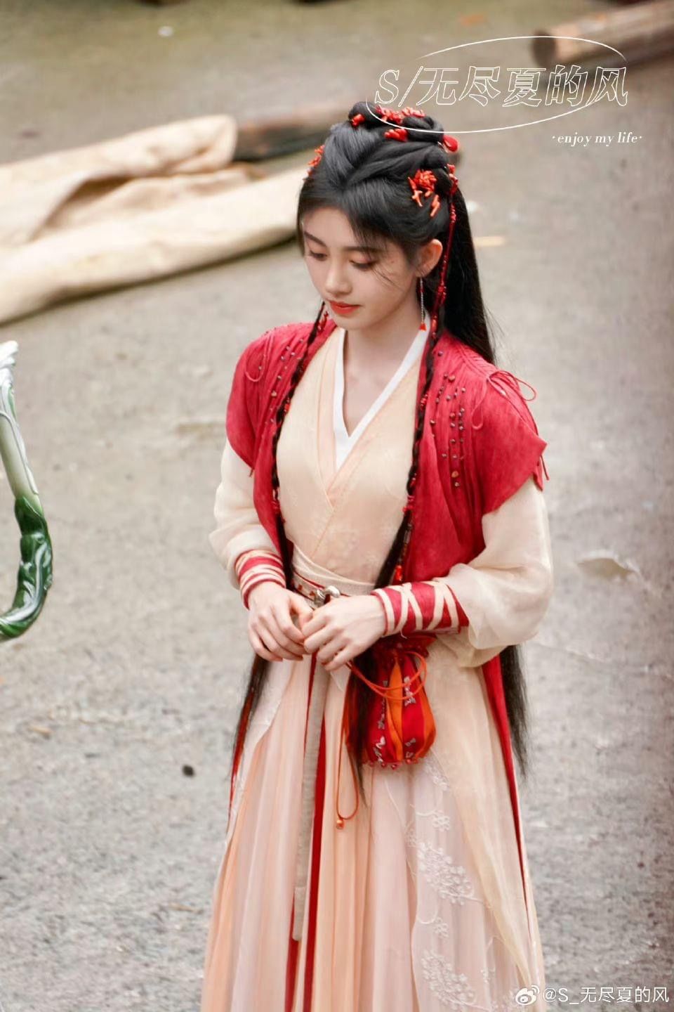 Winter in the Chinese Cultural Clothing:The Allure of Bai Cai Hanfu Winter in the Chinese Cultural Clothing:The Allure of Bai Cai Hanfu