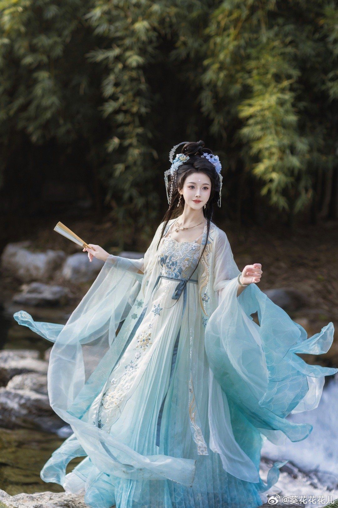 The Charm of Short-Silhouette Cheongsam with Xiangyun Silk The Charm of Short-Silhouette Cheongsam with Xiangyun Silk