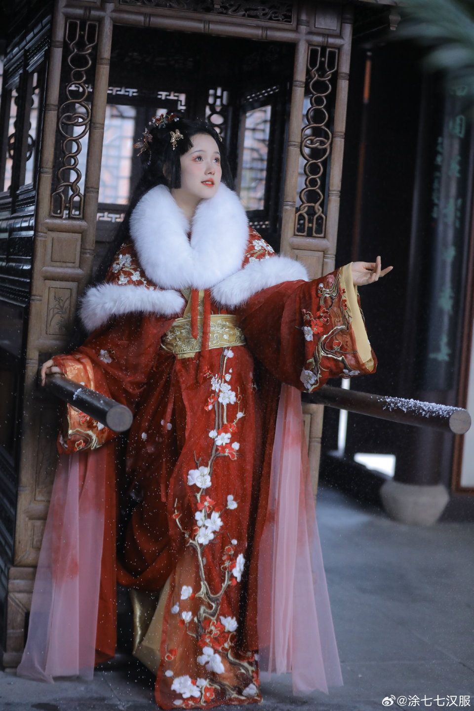 The Story of a Girl in a Thick Hanfu Costume
