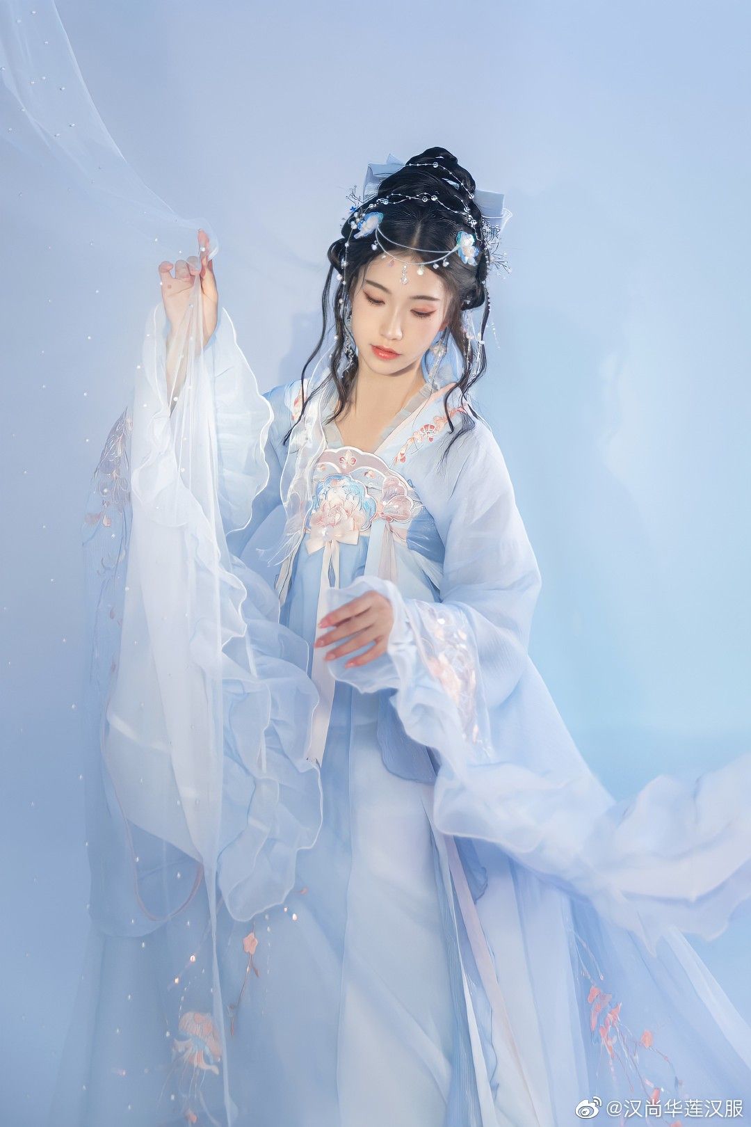 Mid-Autumn Festival:The Revival of Hanfu Traditional Chinese Attire Mid-Autumn Festival:The Revival of Hanfu Traditional Chinese Attire