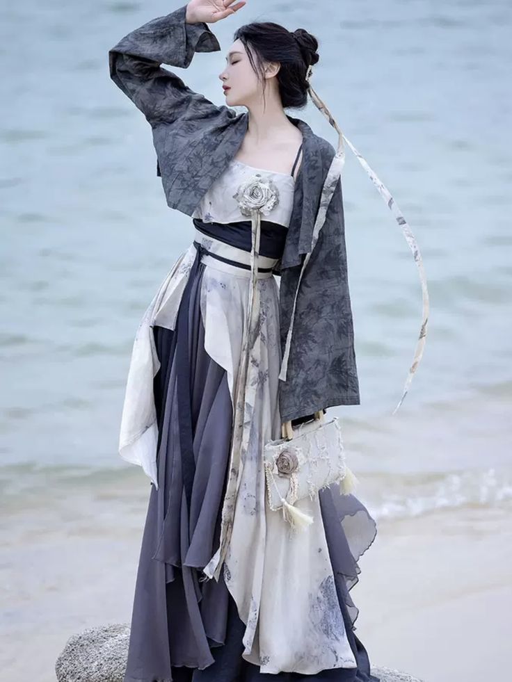 Pregnant Mama in Ming-Style Hanfu:Embracing Tradition and Modernity