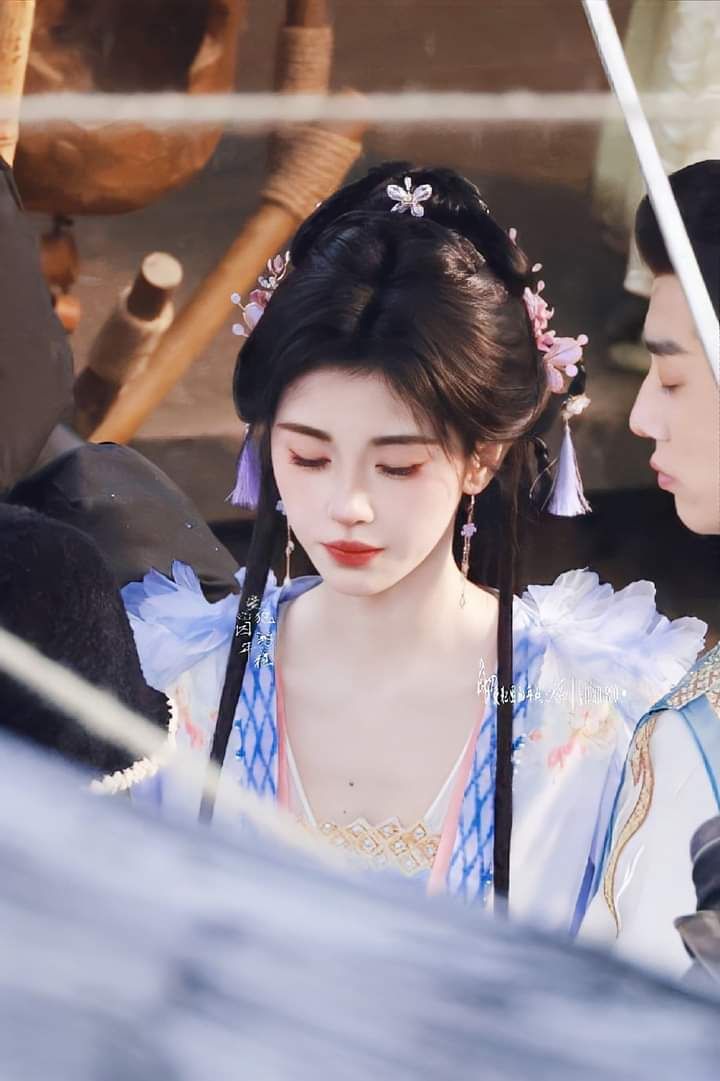 Ancient Charm of Girls Hanfu in Spring and Autumn Ancient Charm of Girls Hanfu in Spring and Autumn