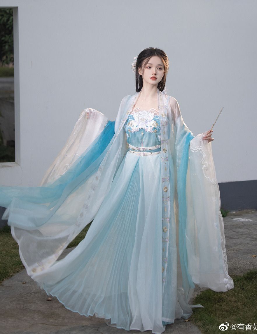 Embracing Elegance:The Art of Wearing a Cheongsam at 30 and Navigating Life at 25 Embracing Elegance:The Art of Wearing a Cheongsam at 30 and Navigating Life at 25
