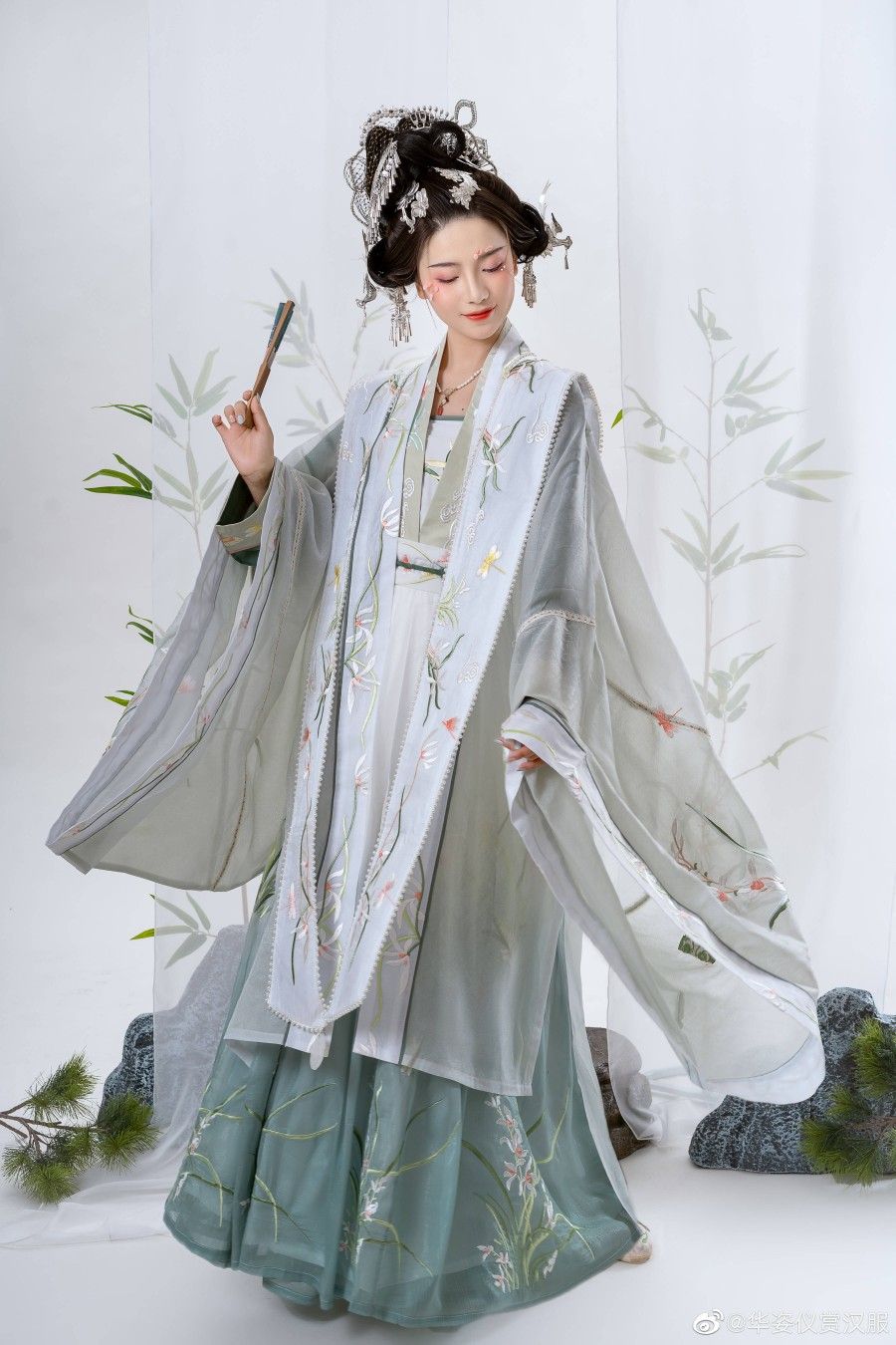 The Charm of Red and Green in Traditional Hanfu Fashion The Charm of Red and Green in Traditional Hanfu Fashion