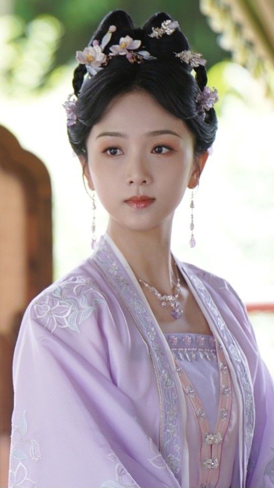 The Return of the Married Woman:The Significance of Qipao in Visiting Her Hometown