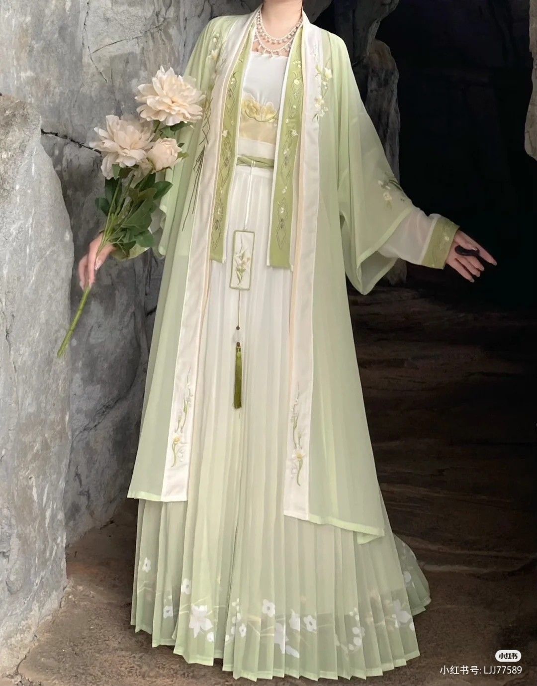 Modern Commuting in Summer with Hanfu Fashion Evolution