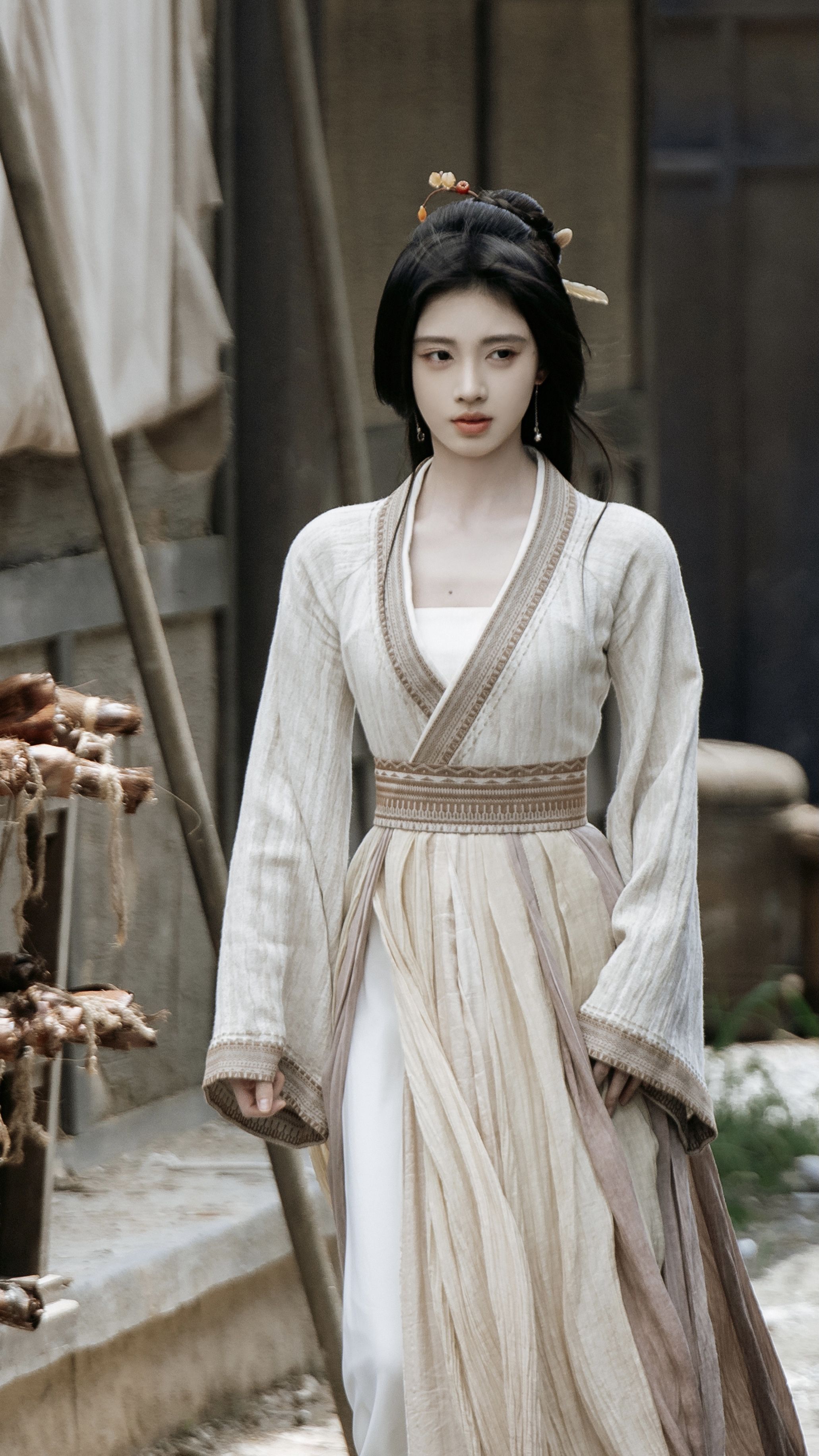 The Elegance of Cheongsam-Style Skirt with双侧开叉 Hemline The Elegance of Cheongsam-Style Skirt with双侧开叉 Hemline