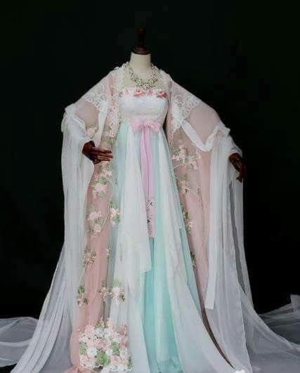 Elegant Power:The Rise of Hanfu Fashion among Female Students Elegant Power:The Rise of Hanfu Fashion among Female Students