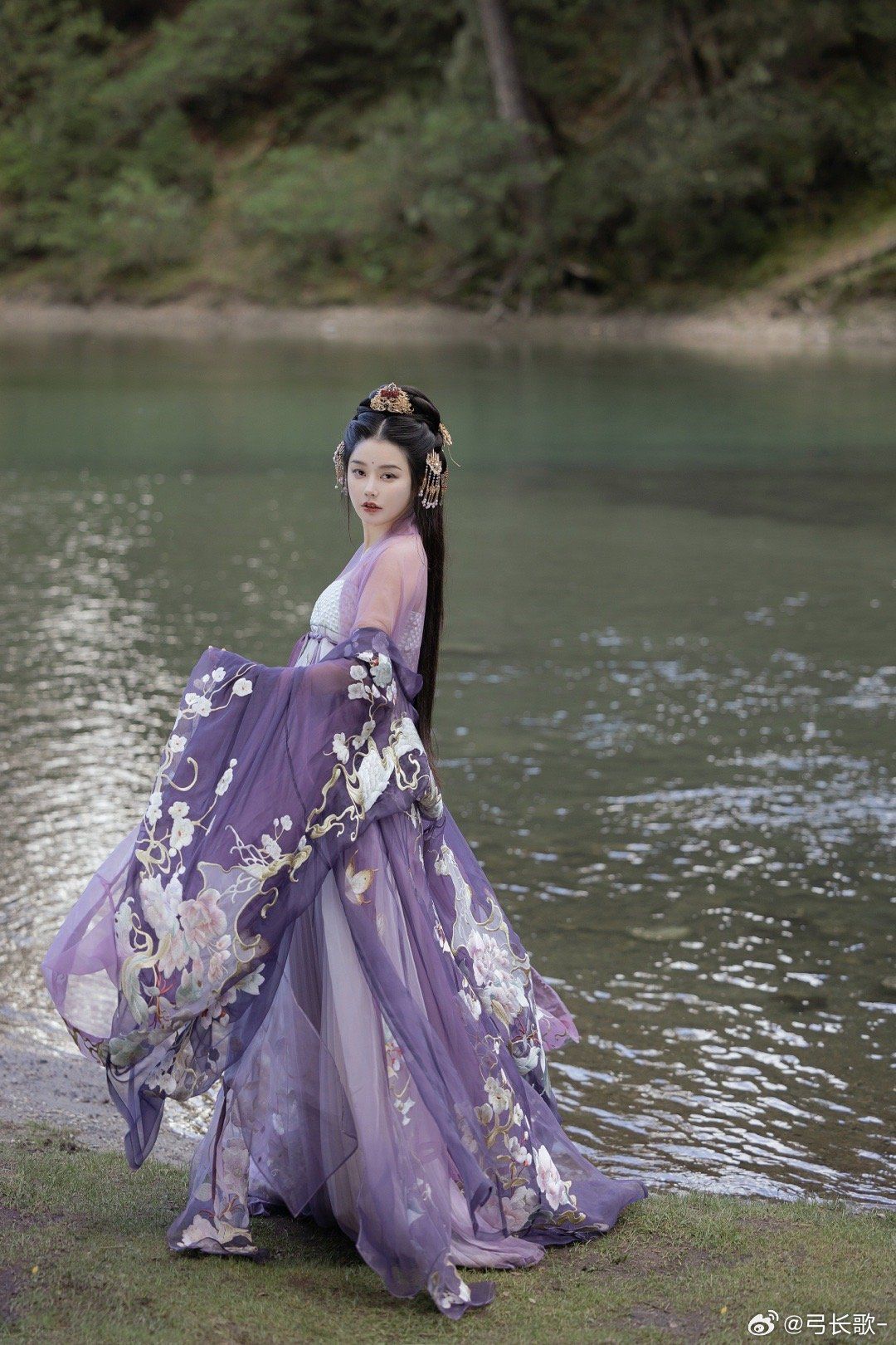 The Role of Hairpins in Styling the Traditional Horseface Skirt The Role of Hairpins in Styling the Traditional Horseface Skirt