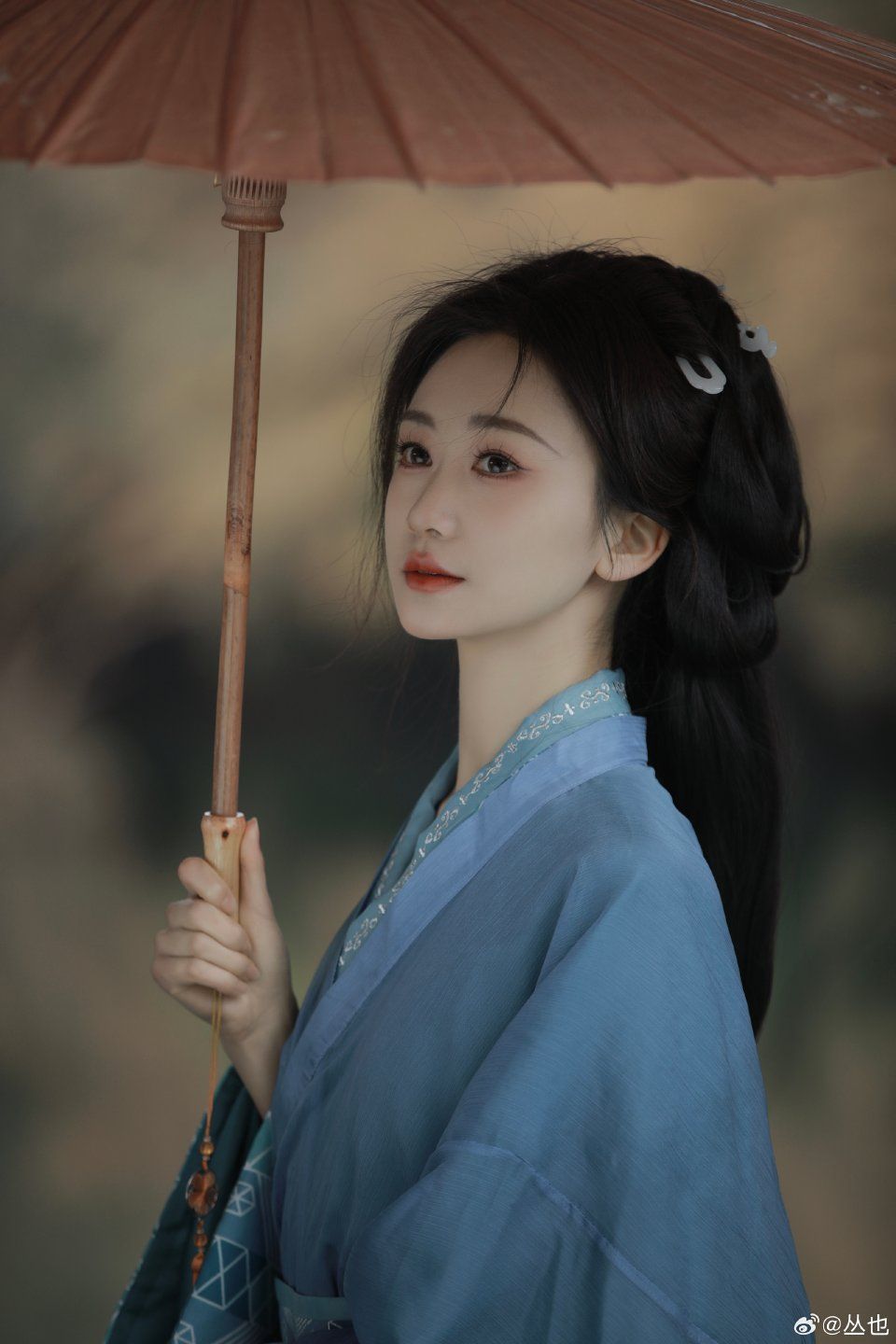 The Tale of a Modern Confucian Scholar in Hanfu:A Blend of Tradition and Knowledge