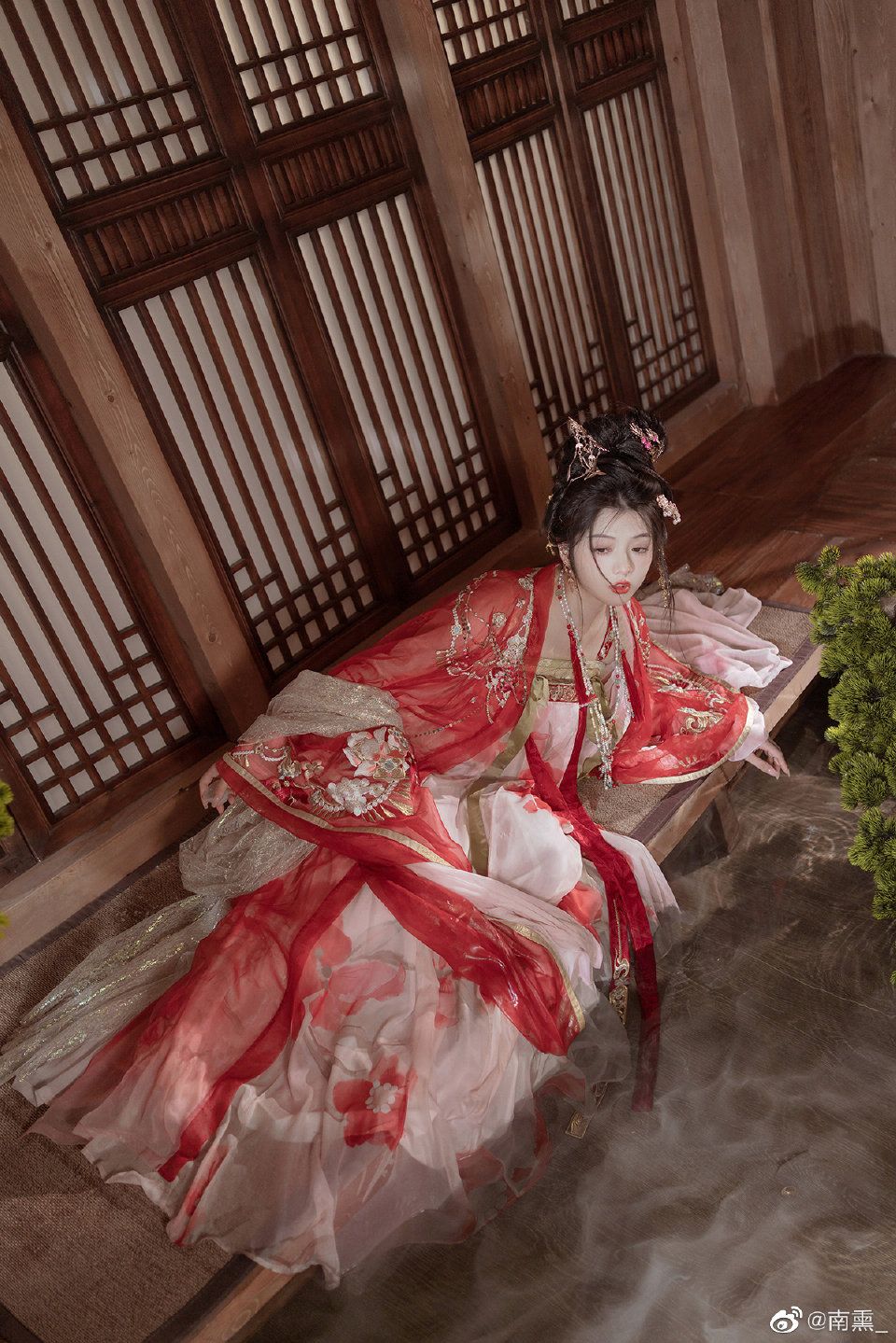Short Hair Side Clips and Traditional Hanfu Headwear for Modern Fashionistas