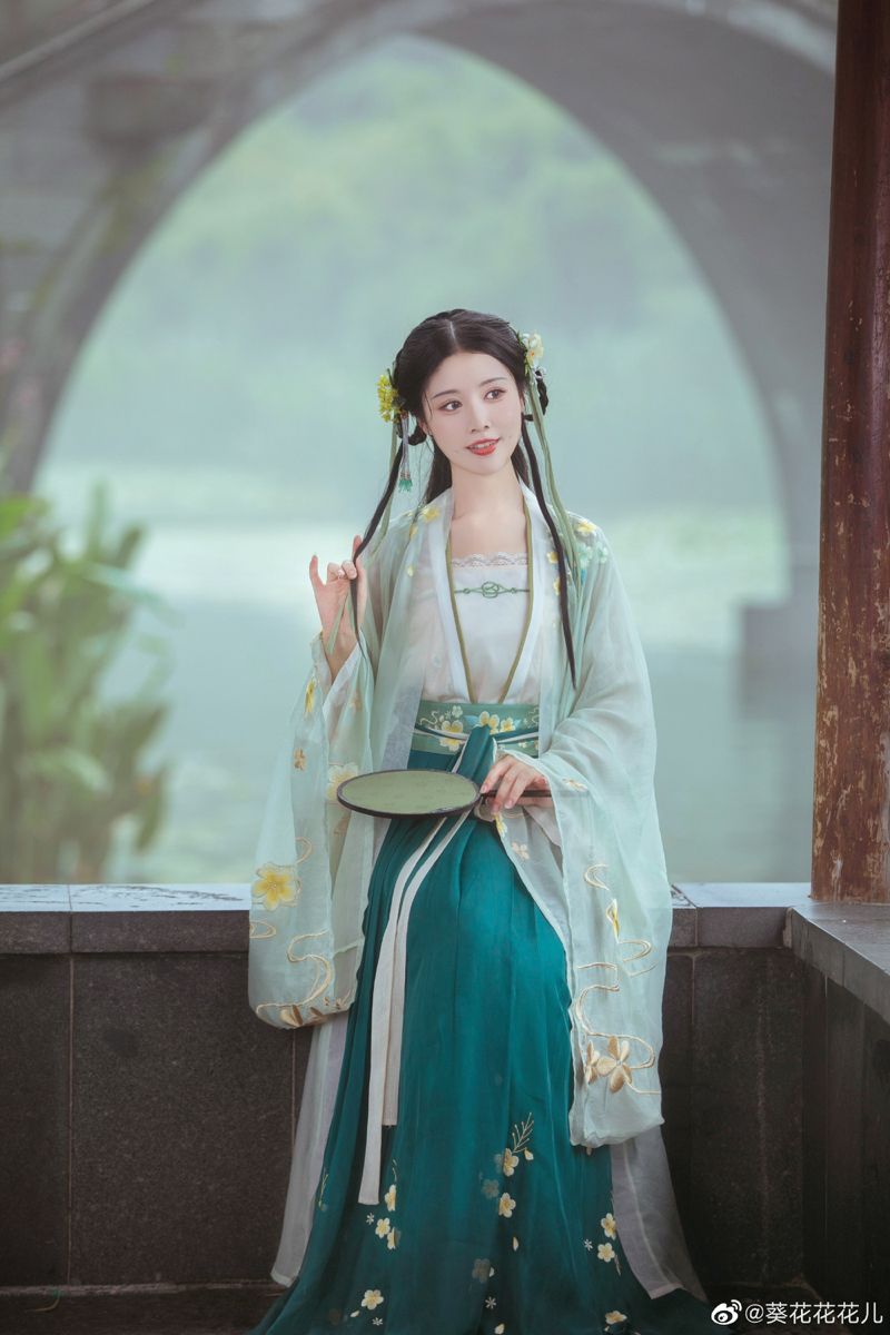 Gentle Curves in Traditional Style:The Story of Childrens Hanfu for the Plus-Size Kids Gentle Curves in Traditional Style:The Story of Childrens Hanfu for the Plus-Size Kids