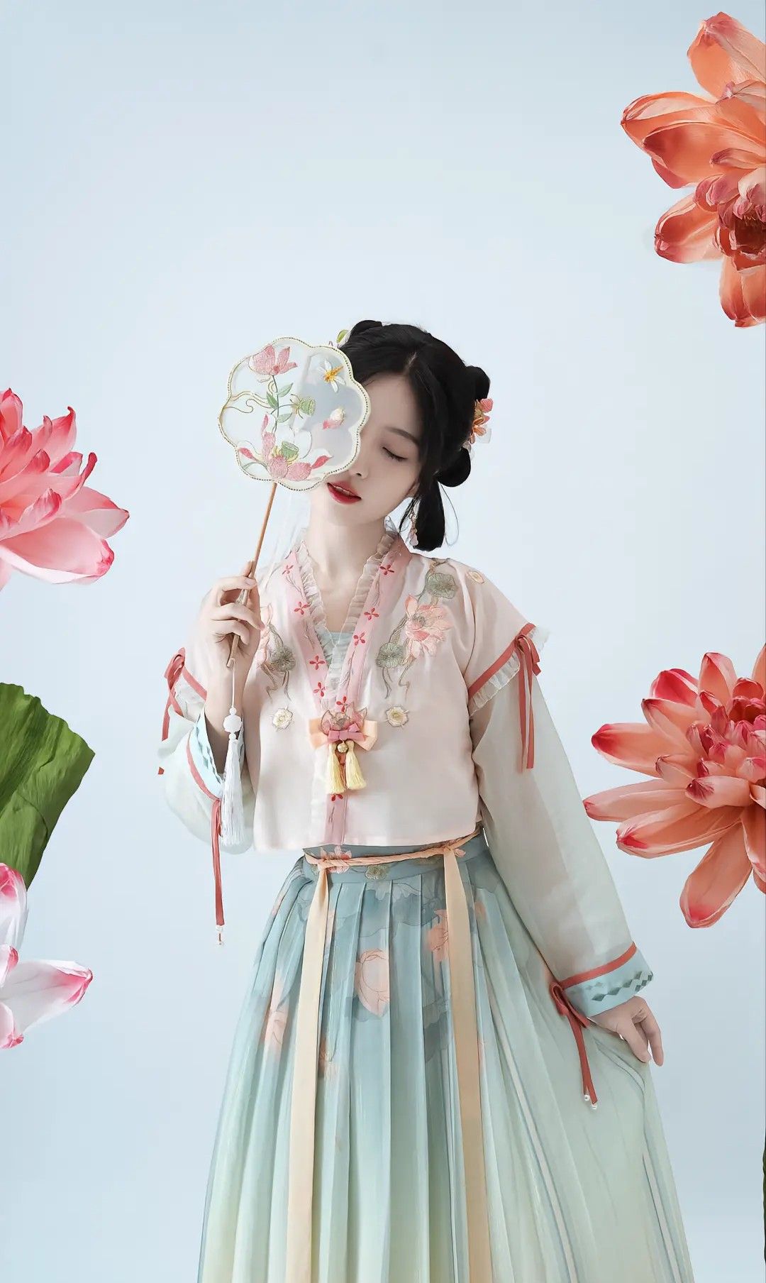 The Sword-Wielding Elegance of Hanfu Fashion:A Journey into the World of Han Chinese Sword Dance