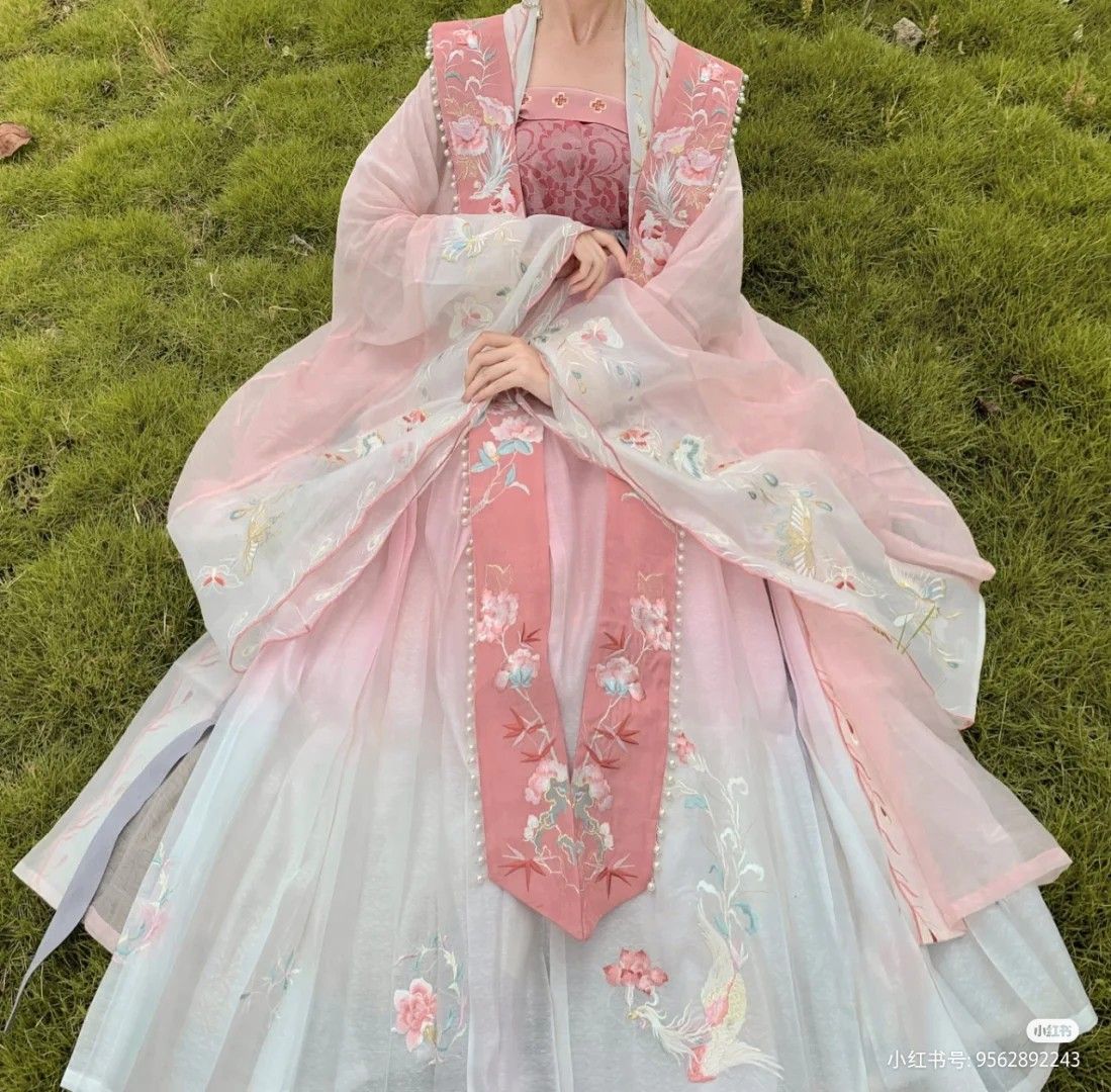 The Evolution of Latin Dance Costumes:Embracing the Allure of Qipao with Open叉 Splits The Evolution of Latin Dance Costumes:Embracing the Allure of Qipao with Open叉 Splits