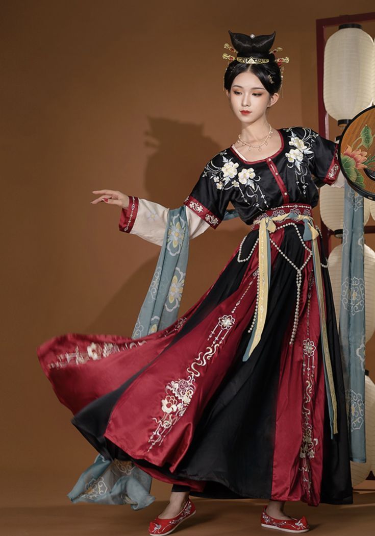 Summer in a Circle-neck Hanfu:The Essence of Traditional Elegance Summer in a Circle-neck Hanfu:The Essence of Traditional Elegance