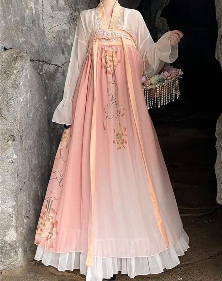 Reimagining Traditional Qipao for the Petite Figure:A Revival of Retro Elegance Reimagining Traditional Qipao for the Petite Figure:A Revival of Retro Elegance