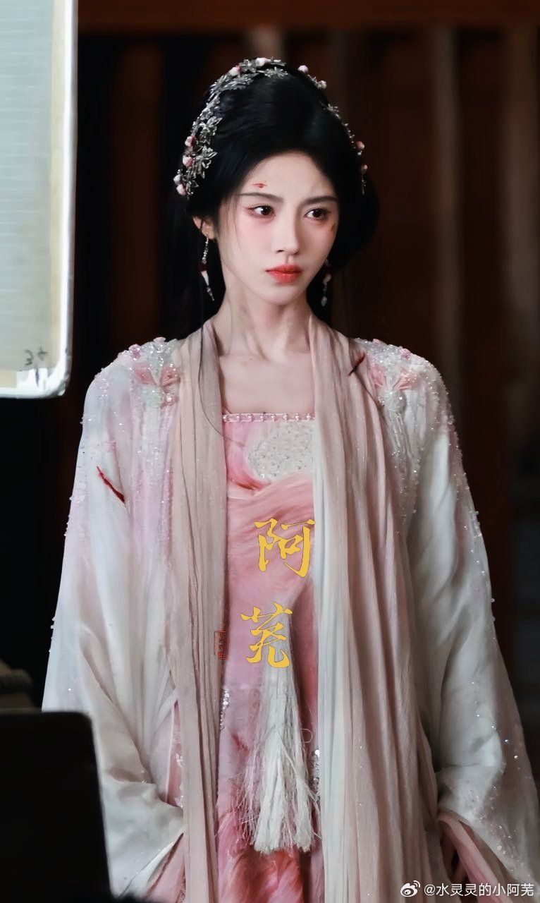 The Splendor of Gorges in Ancient Gentry Costumes The Splendor of Gorges in Ancient Gentry Costumes