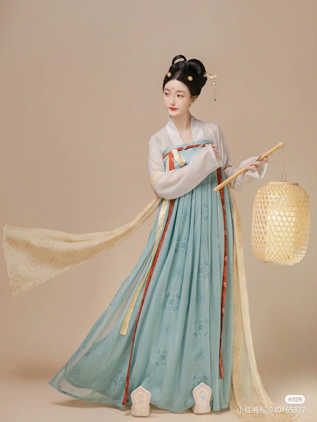 The Splendor of Donggong Xiaofeng in Traditional Hanfu Costume The Splendor of Donggong Xiaofeng in Traditional Hanfu Costume