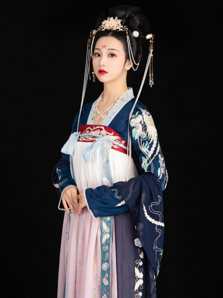 Moon Bay:The Revival of Hanfu Fashion in a Lunar Glow Moon Bay:The Revival of Hanfu Fashion in a Lunar Glow