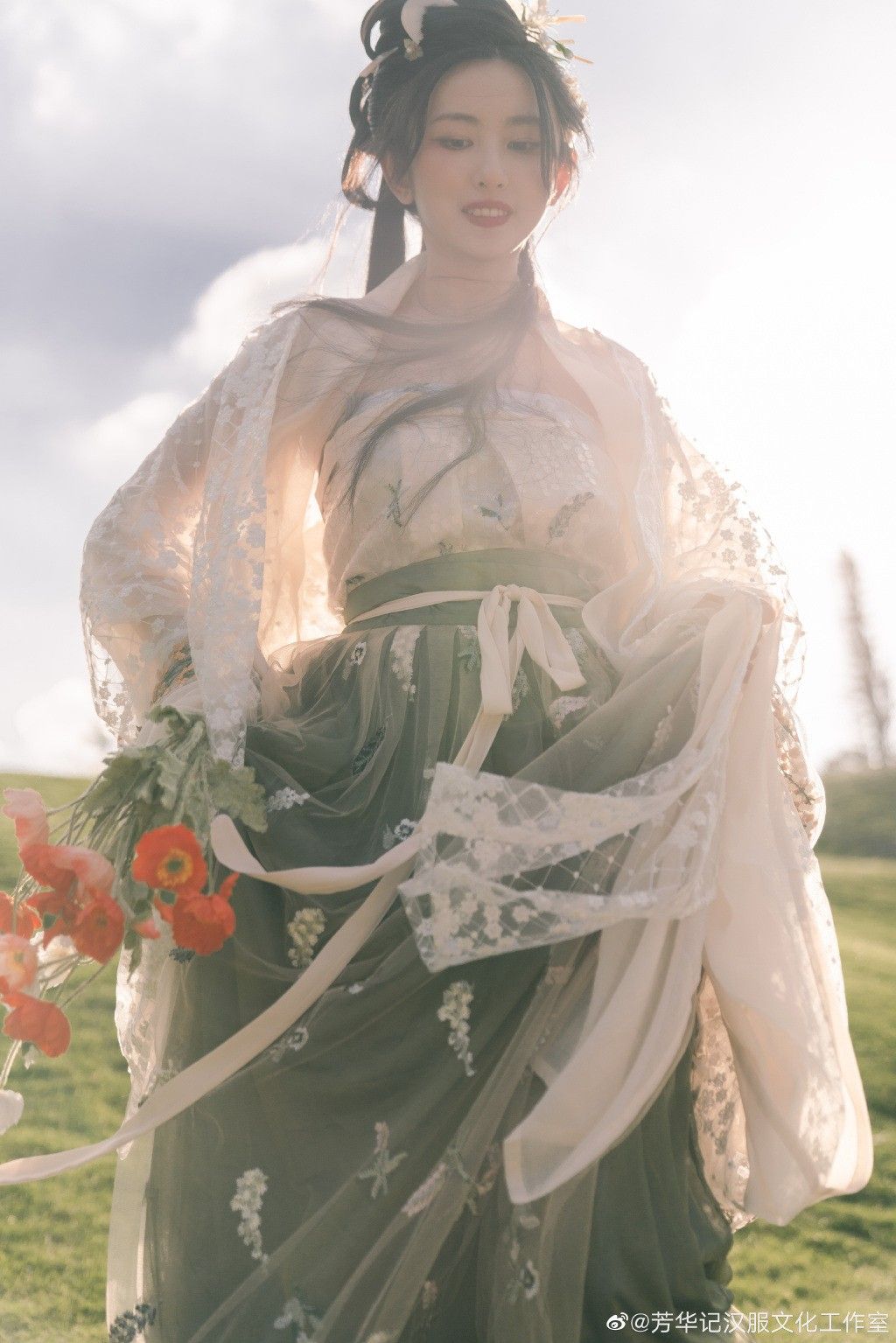 Engaging in Low-Collar Cheongsam:A Traditional Ritual of Love and Commitment