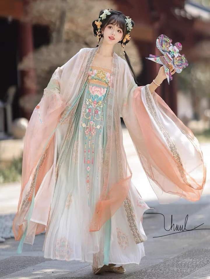 Exploring the Beauty of Ming-Style Round-Necked Robes and Horseback Skirts:A Cultural Journey Exploring the Beauty of Ming-Style Round-Necked Robes and Horseback Skirts:A Cultural Journey
