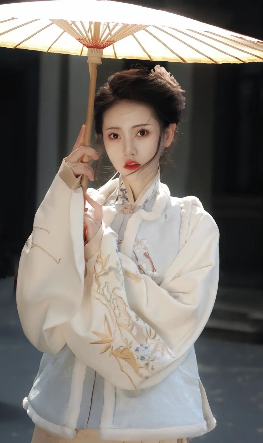 Enchanting Modern Student in Ancient Hanfu Fashion:The Allure of the Traditional Chinese Attire