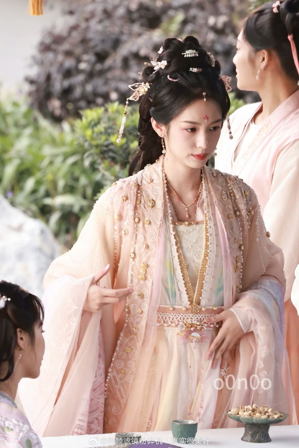Embracing Modernity in Traditional Qipao:The Evolution of Neo-Chinese Flagship Gowns Embracing Modernity in Traditional Qipao:The Evolution of Neo-Chinese Flagship Gowns