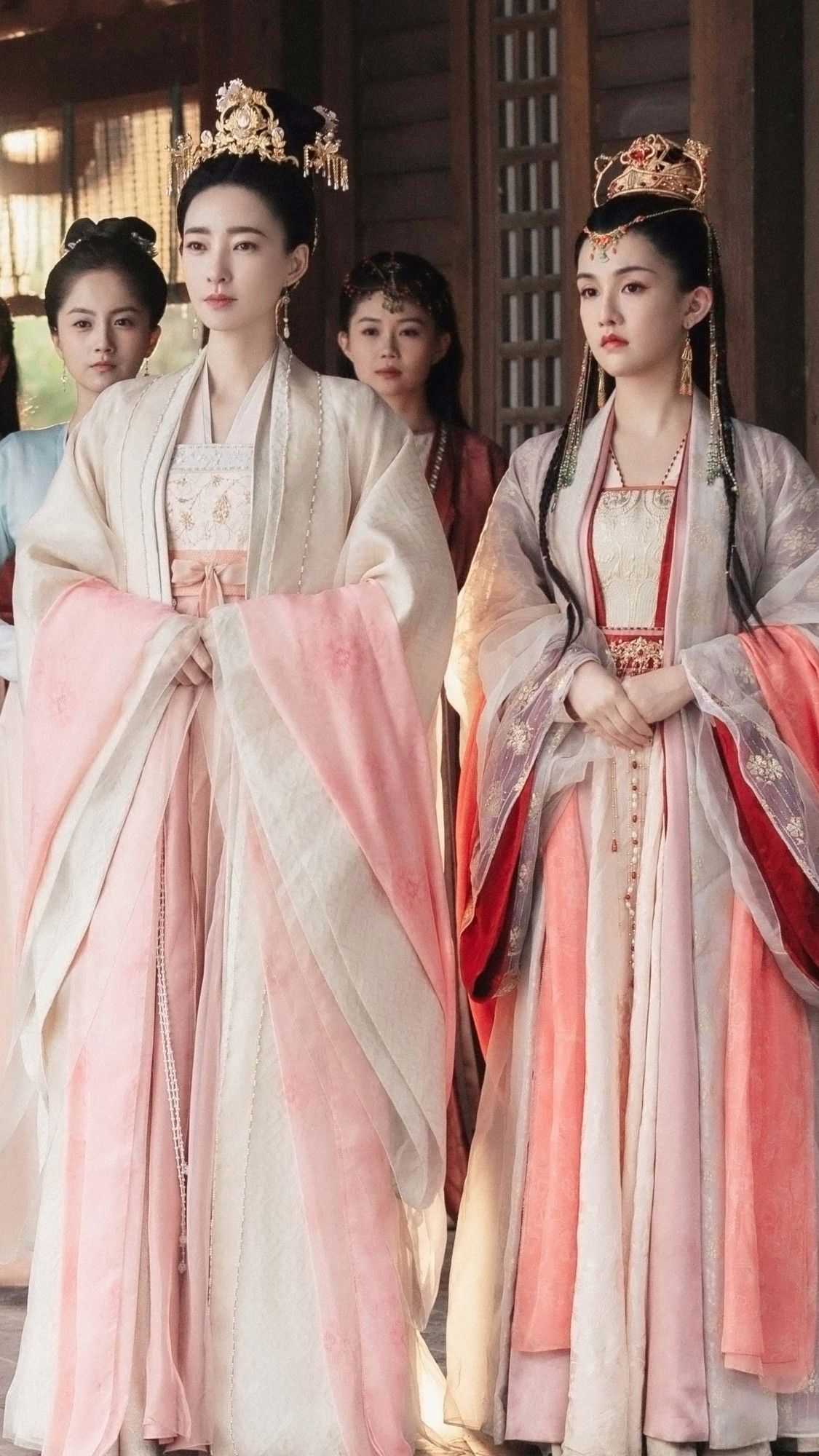 Silk Threads of Tradition:The Story of a Girls Hanfu Fashion Journey Silk Threads of Tradition:The Story of a Girls Hanfu Fashion Journey