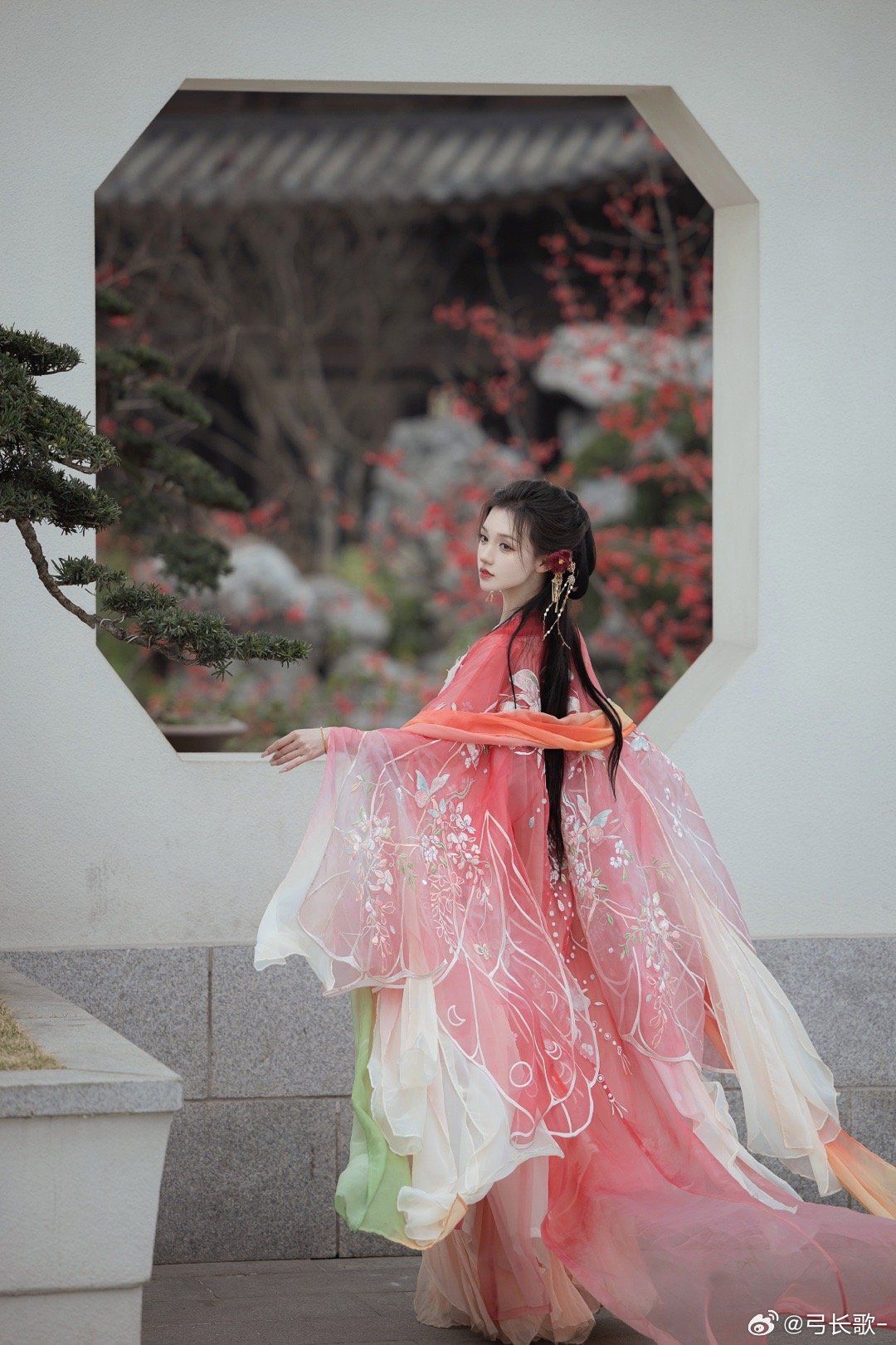 Embroidered Red Flag Cheongsam:A Symbol of Chinese Heritage and Pride Embroidered Red Flag Cheongsam:A Symbol of Chinese Heritage and Pride