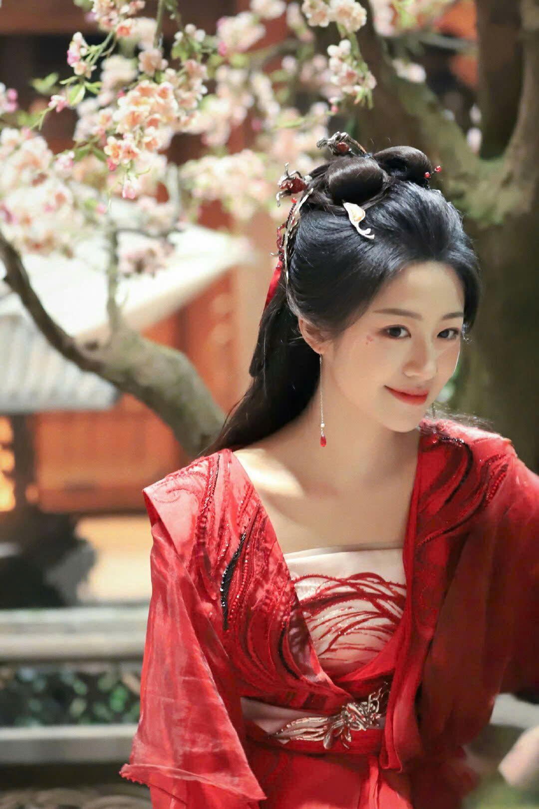 The Rise of Youth in Cheongsam and Shawl Fashion