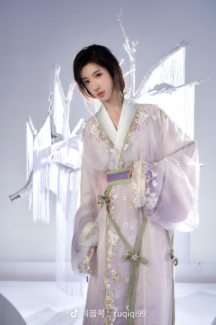 Mini-Sized Summer in Neo-Chinese Cheongsam:The New Wave of Elegance Mini-Sized Summer in Neo-Chinese Cheongsam:The New Wave of Elegance